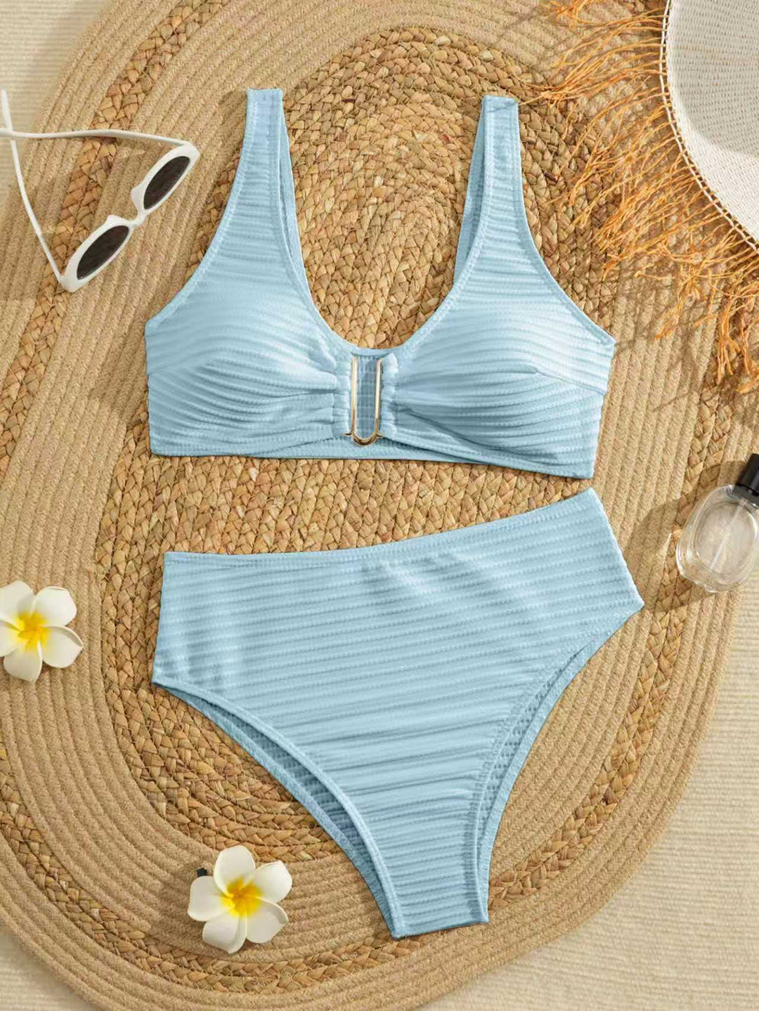 Damen Bikini-Set mit moderner Rippstruktur und eleganten Goldakzenten Echo Archiv