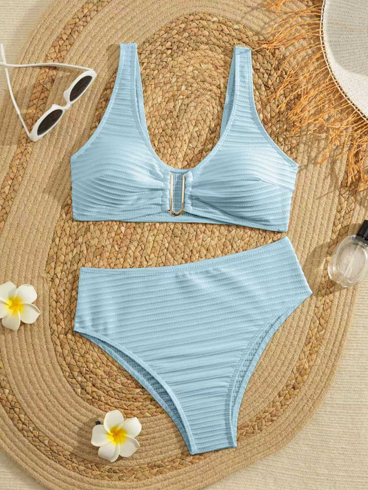 Damen Bikini-Set mit moderner Rippstruktur und eleganten Goldakzenten Echo Archiv