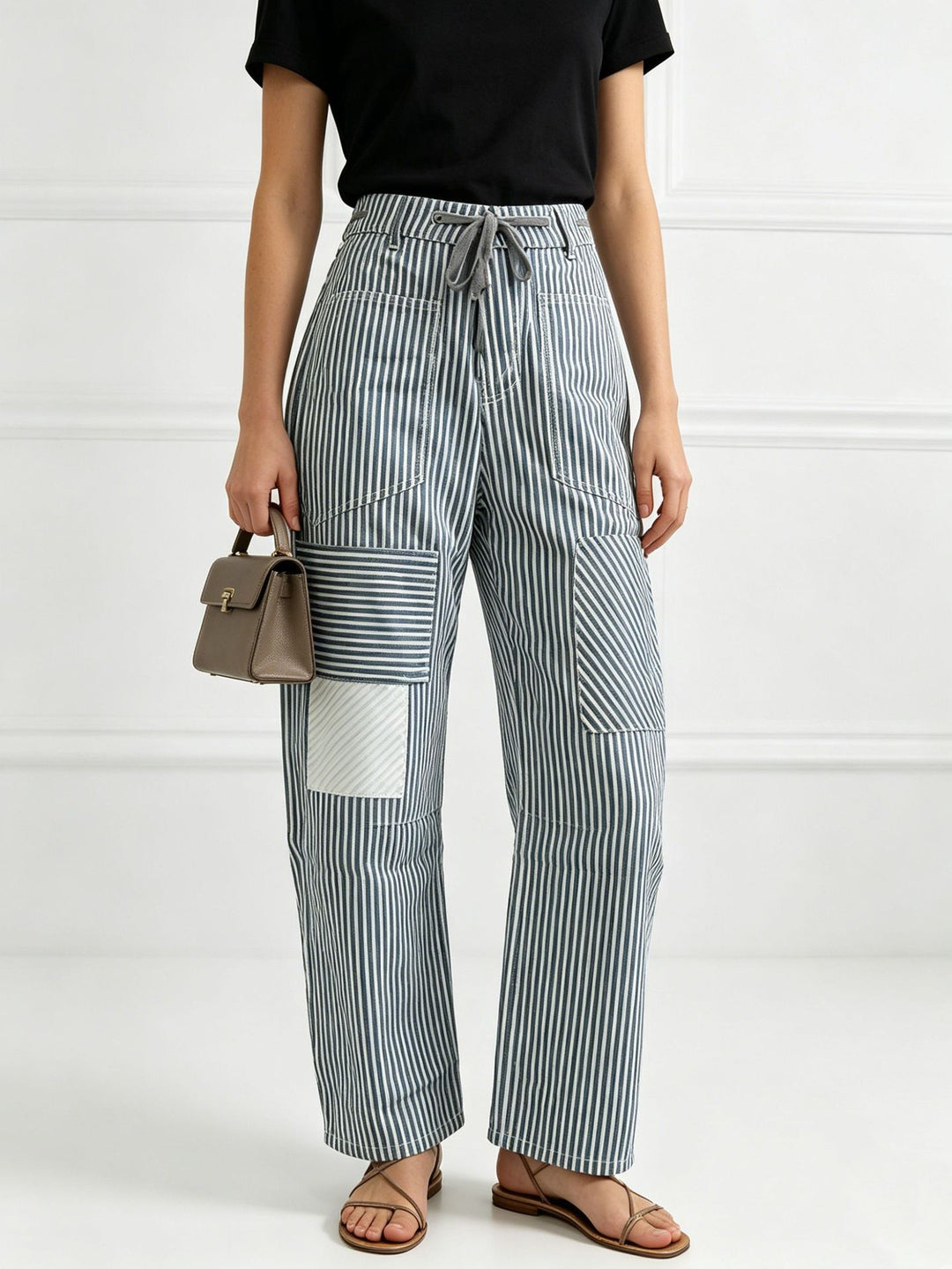 Damen nan High‑Waist Relaxed‑Hose mit vertikalem Streifenmuster, aufgesetzten Knie‑Patches und Kordelzug Echo Archiv