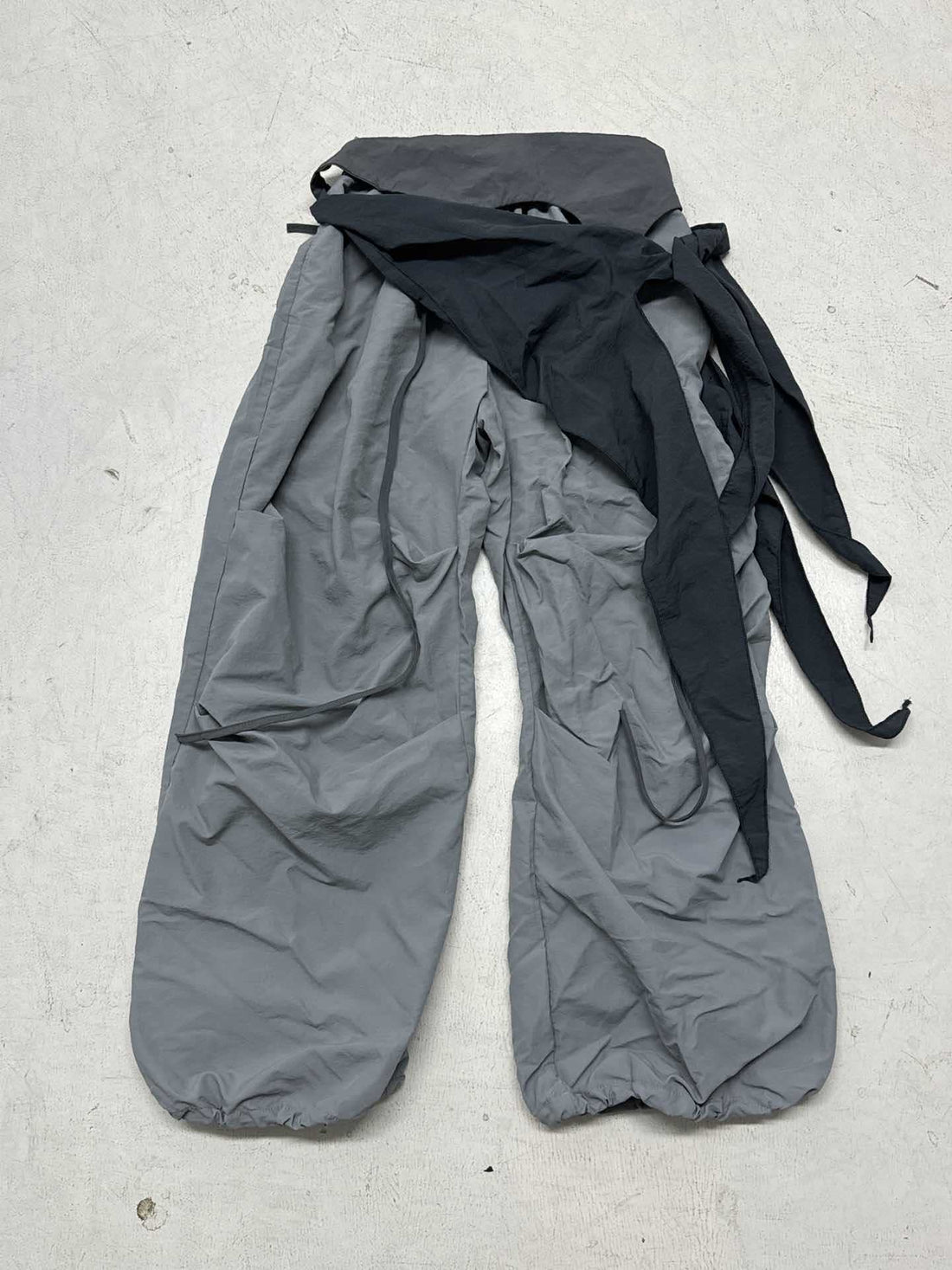 Damen modische High-Waist-Hose mit asymmetrischem Design und seitlichem Bindegurt – Avélisse