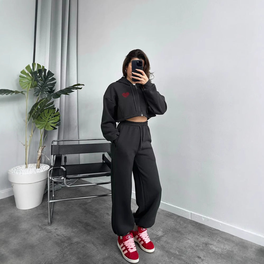 Damen Gekürztes Kapuzen‑Zip‑Set mit Herz‑Stickerei und weiter High‑Waist Jogginghose – Avérine