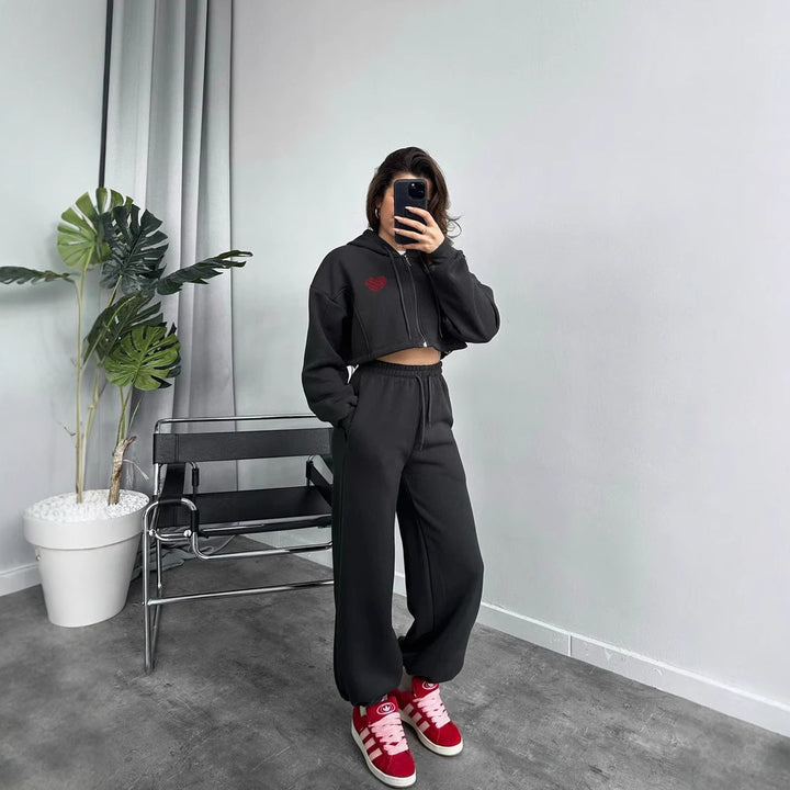 Damen Gekürztes Kapuzen‑Zip‑Set mit Herz‑Stickerei und weiter High‑Waist Jogginghose – Avérine