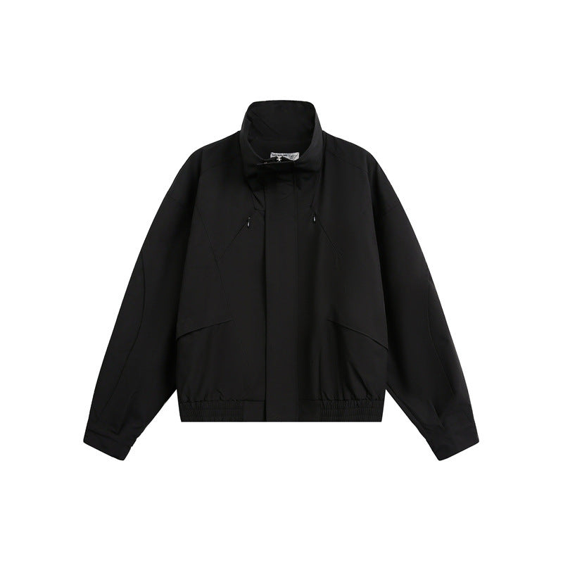 Unisex Kurzblouson im minimalistischen Tech‑Stoff mit Funnelkragen und verdeckter Frontblende Echoarchiv