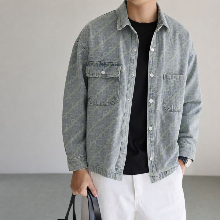 Herren Oversize Jeansjacke mit Allover‑Monogramm, Druckknopf‑Verschluss und aufgesetzten Brusttaschen Echoarchiv