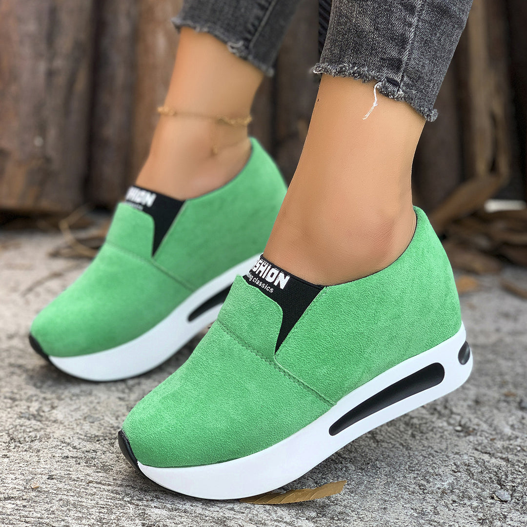 Damen Slip-On Wedge-Sneaker mit verstecktem Keil, Microvelours-Obermaterial und seitlicher Luftkammer Echo Archiv