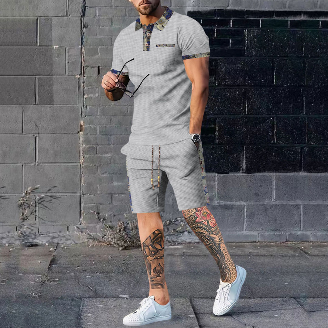 Herren Kurzarm-Polo und Shorts Ensemble im modernen Design mit kontrastierenden Details Echoarchiv