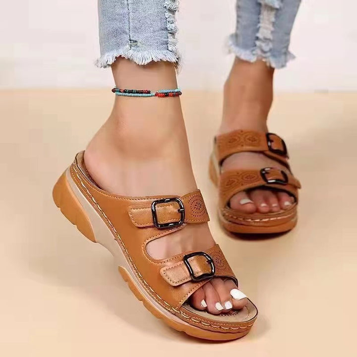 Damen nan Doppelriemen-Pantolette mit Laserperforation, verstellbaren Metallschnallen und gepolstertem Keilfußbett Echo Archiv