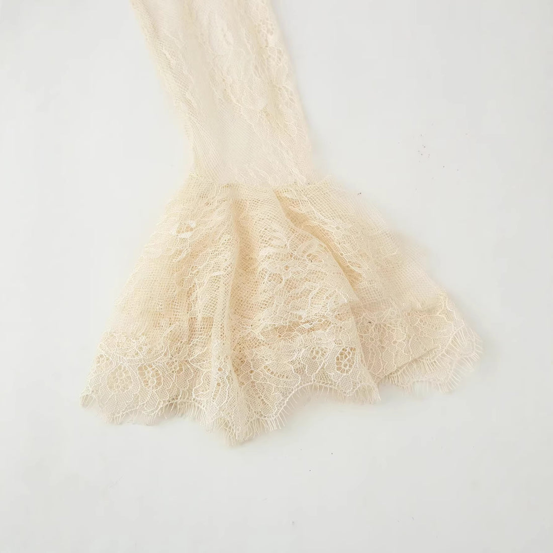 Damen Elegantes Slipkleid mit Spitzen-Overlay, Stehkragen und Volantärmeln Echoarchiv