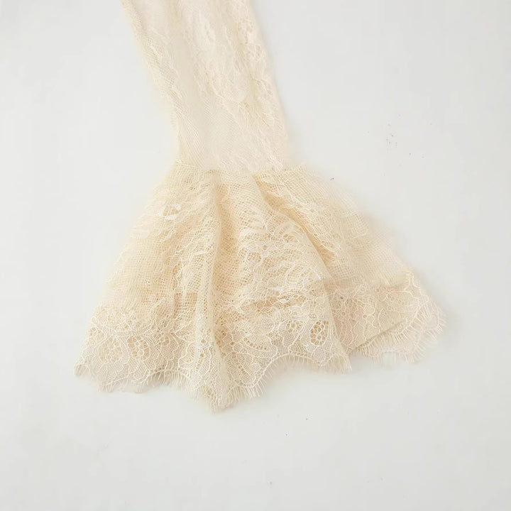 Damen Elegantes Slipkleid mit Spitzen-Overlay, Stehkragen und Volantärmeln Echoarchiv