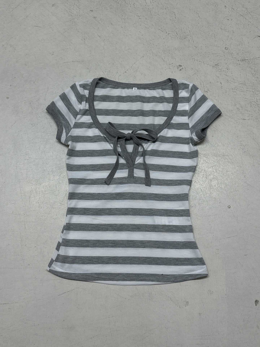 Damen Kurzarm T-Shirt mit verspieltem Schnürdetail Echo Archiv