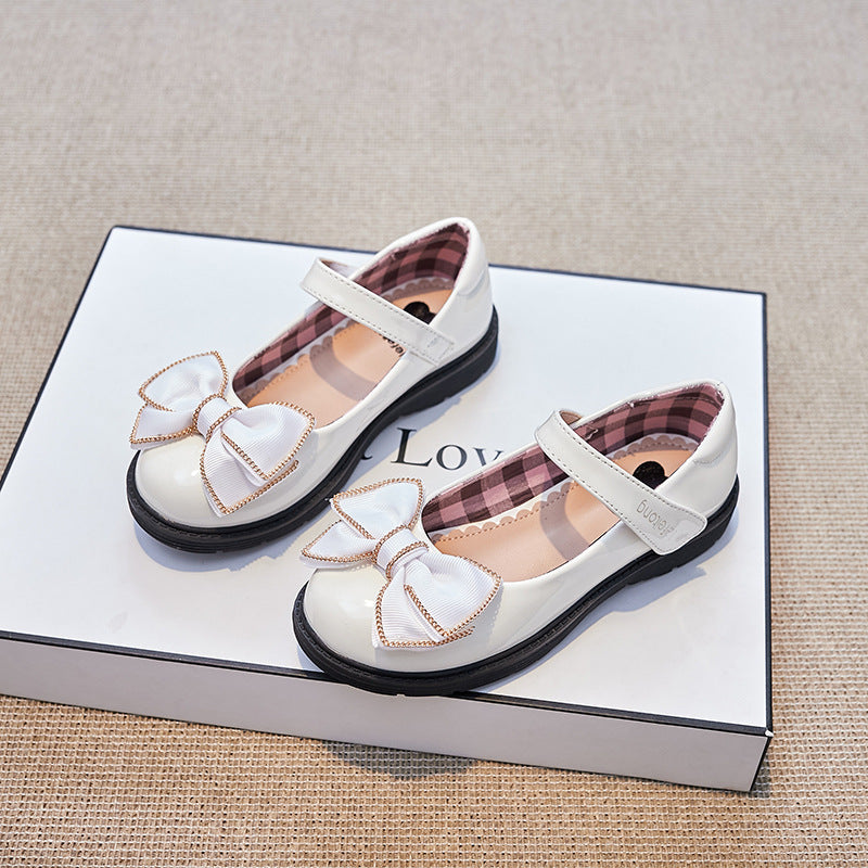 Mädchen Ballerina Schuhe mit verstellbarem Riemen und dekorativem Schleifenakzent Echo Archiv