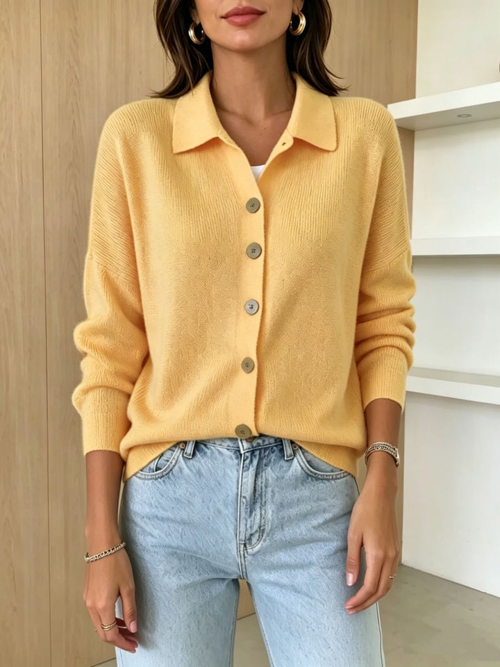 Damen Feinstrick-Cardigan mit Hemdkragen, entspannter Silhouette und Holzknöpfen – Veloura