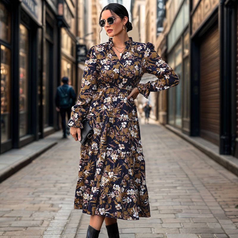 Damen Midikleid im Vintage-Floraldessin mit Stehkragen, Smok-Taillierung und Stufenrock – Élara