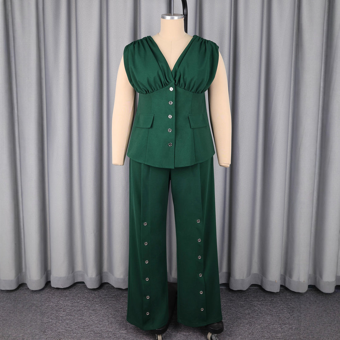 Damen elegantes Jumpsuit mit tiefem V-Ausschnitt und auffälligen Knopfdetails – Solévia