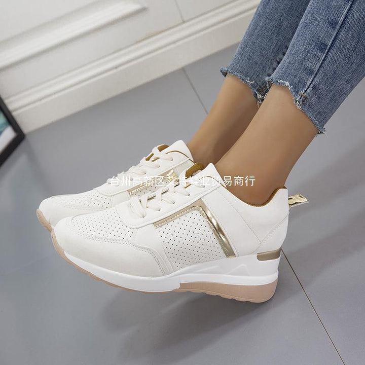 Damen Keil-Sneaker mit perforiertem Obermaterial, gepolstertem Fußbett und dezentem Metallic-Detail – Névara