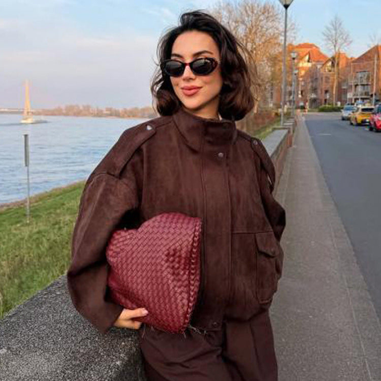 Damen Oversize Veloursleder-Bomber mit Schulterpatten, Pattentaschen und hohem Stehkragen Echoarchiv