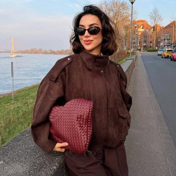 Damen Oversize Veloursleder-Bomber mit Schulterpatten, Pattentaschen und hohem Stehkragen Echoarchiv