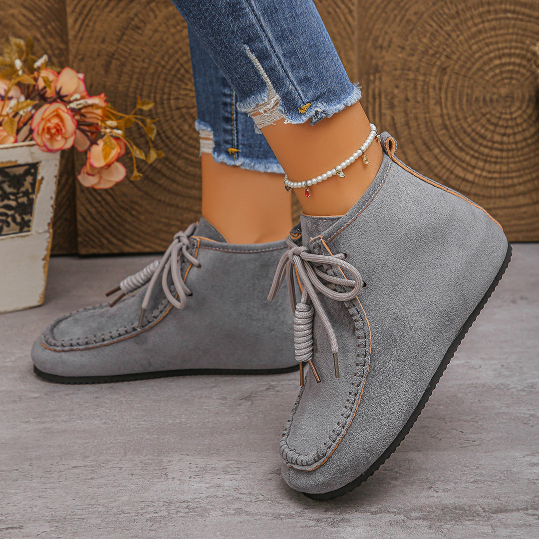 Damen Velours‑Mokassin‑Stiefelette mit handgenähter Ziernaht und Quasten‑Schnürung Echo Archiv
