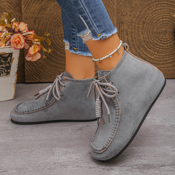 Damen Velours‑Mokassin‑Stiefelette mit handgenähter Ziernaht und Quasten‑Schnürung Echo Archiv