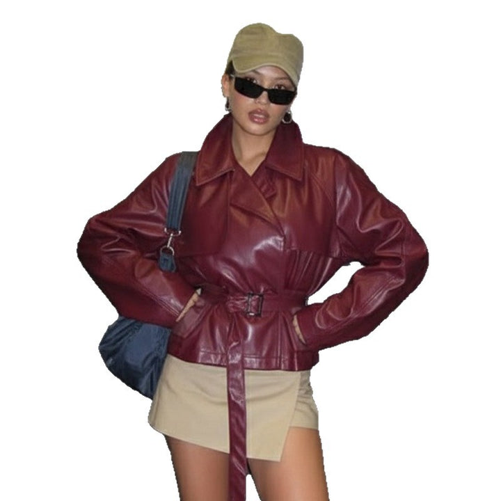 Damen nan kurzes Kunstleder-Trenchcoat mit Taillengürtel, breitem Revers und Cape-Detail Echo Archiv