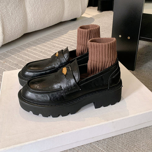 Damen Chunky Pennyloafer mit profilierter Plateau‑Lug‑Sohle und goldener Zierapplikation Echo Archiv