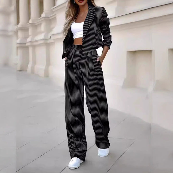 Damen stylisches Business-Outfit mit marginalem Streifenmuster Echoarchiv