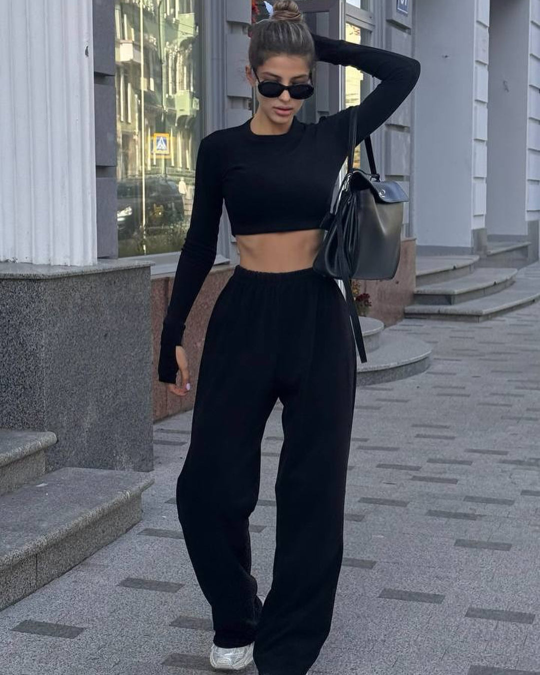 Damen Kurzes Langarm-Croptop mit Daumenloch und weite High-Waist Loungehose – Élanora