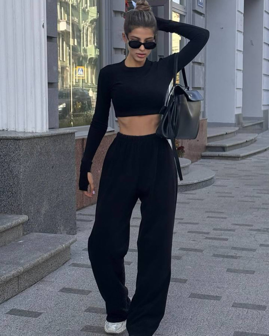 Damen Kurzes Langarm-Croptop mit Daumenloch und weite High-Waist Loungehose – Élanora