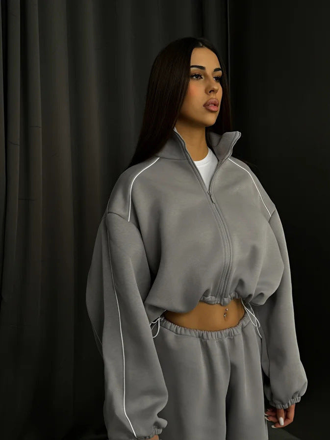 Damen cropped Zip-Kapuzenjacke mit Tunnelzug-Bund, oversized Ärmeln und kontrastierender Paspel – Auréline
