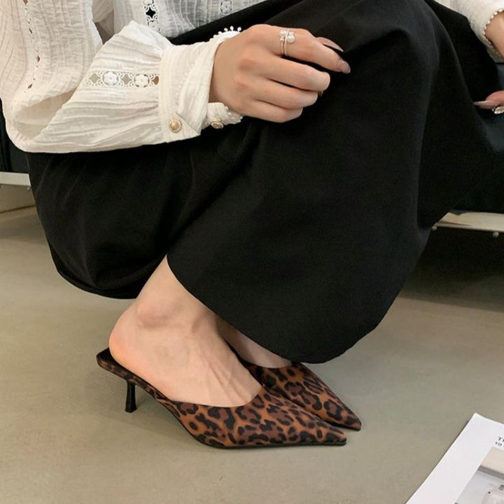 Damen Spitz zulaufende Mule mit Leopardenprint und niedrigem Kitten-Absatz – Avérine