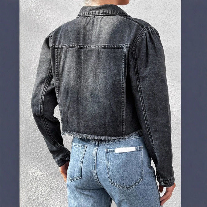 Damen Kurz geschnittene taillierte Jeansjacke mit rohem Fransen-Saum und Pattentaschen Echo Archiv