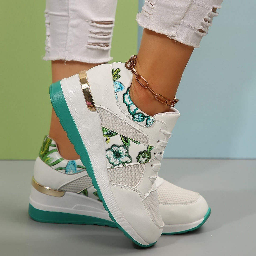 Damen Keil-Sneaker mit floraler Stickerei, Mesh-Einsätzen und Metallapplikation – Névara