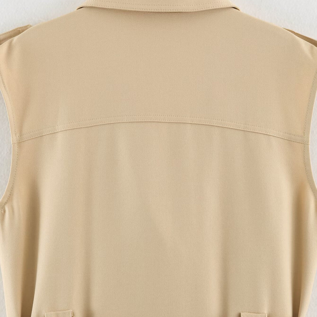 Damen Ärmelloses Tailliertes Trenchkleid mit Bindegürtel und Pattentaschen Echoarchiv