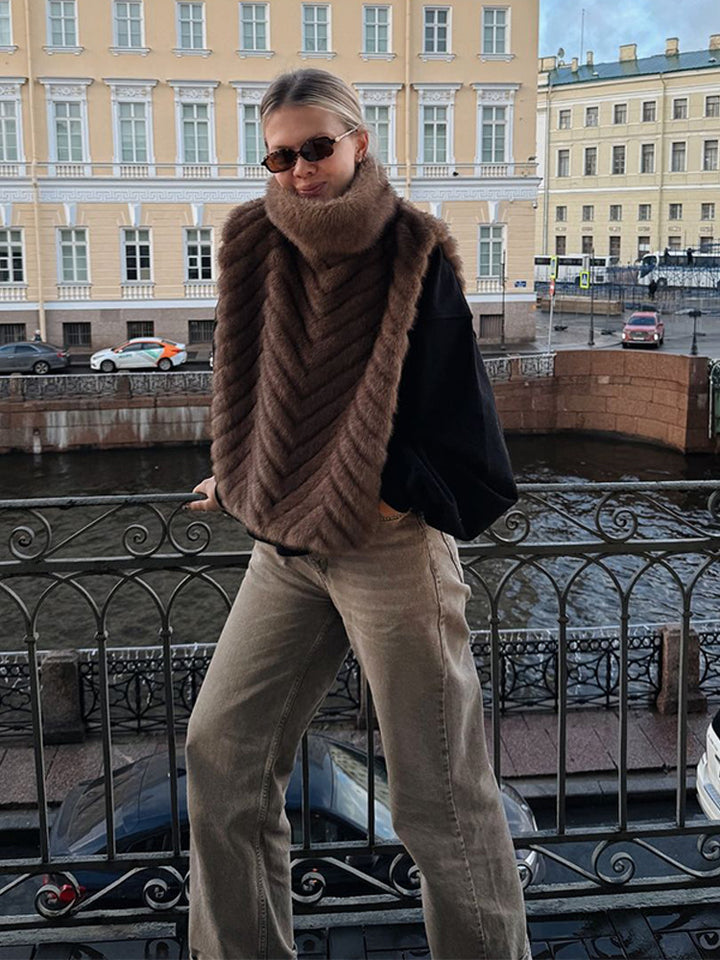 Damen Gefüttertes Pelzponcho mit hohem Rollkragen & Chevron-Struktur Echoarchiv