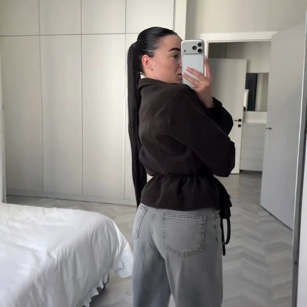 Damen Kurzjacke im Utility‑Stil mit Taillenzug und Stehkragen Echoarchiv