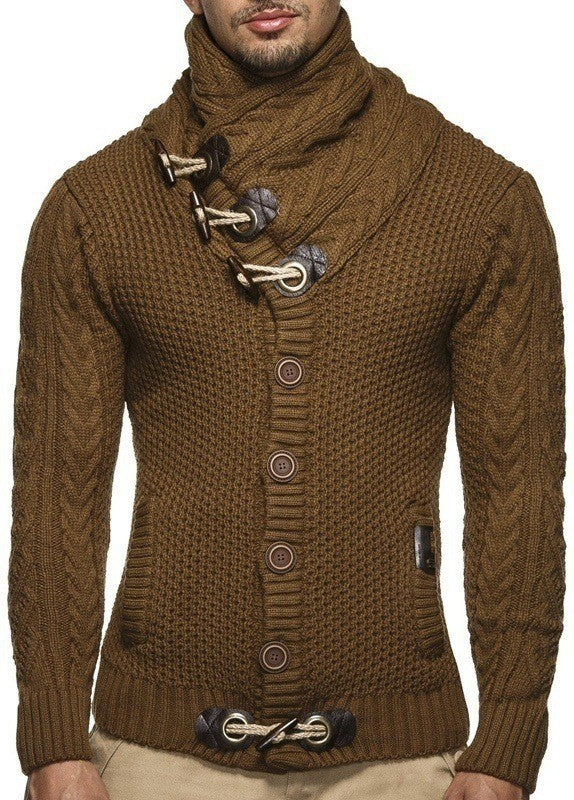 Herren Grobstrickpullover mit asymmetrischem Kragen und dekorativen Knöpfen Echoarchiv