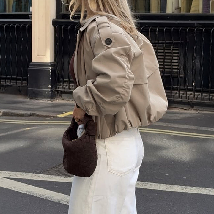 Damen verkürzter Trenchcoat mit doppelt geknöpfter Vorderseite, weitem Revers und elastischen Manschetten – Avérine