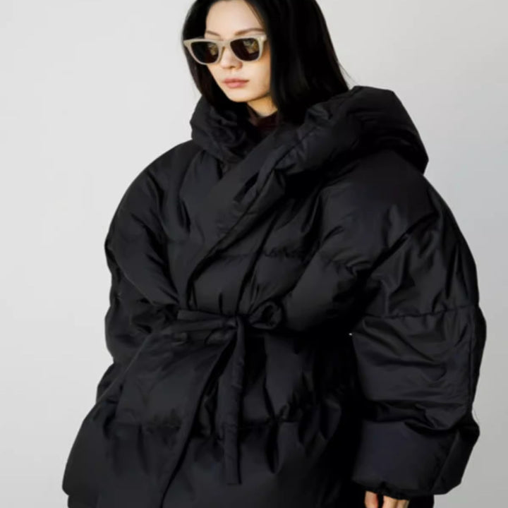 Damen Oversized Stepp-Winterjacke mit XXL-Kapuze und Kordeltaillenband – Célinea