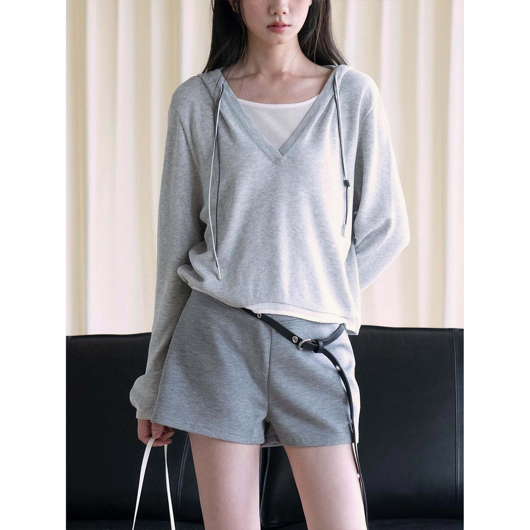 Damen Feinstrick-Sweatshirt mit tiefem V-Ausschnitt und Kapuzenzug Echoarchiv