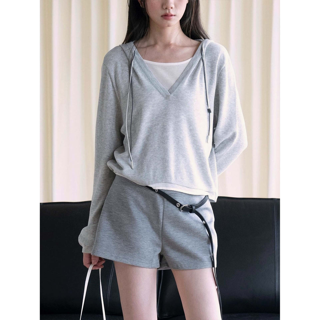 Damen Feinstrick-Sweatshirt mit tiefem V-Ausschnitt und Kapuzenzug Echoarchiv