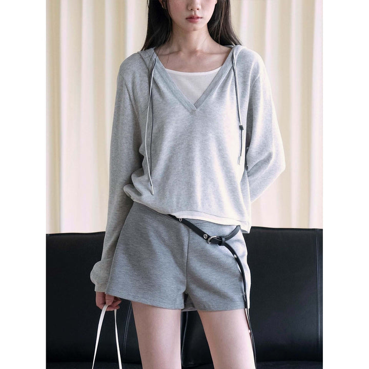 Damen Feinstrick-Sweatshirt mit tiefem V-Ausschnitt und Kapuzenzug Echoarchiv