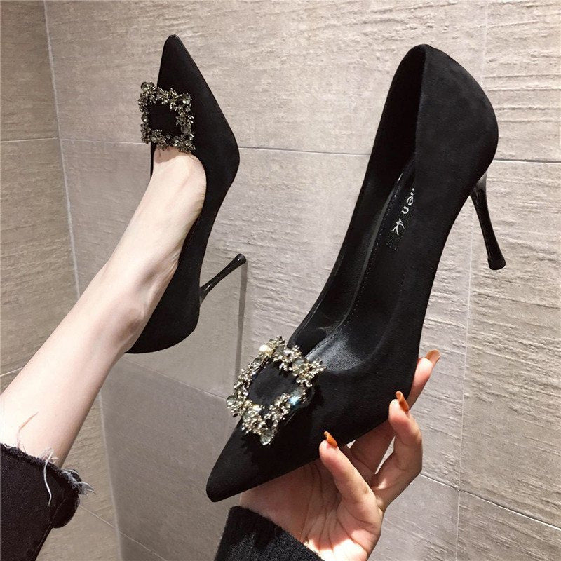Damen Stiletto-Pumps mit spitzer Zehenpartie und funkelnder Strass-Applikation Echo Archiv