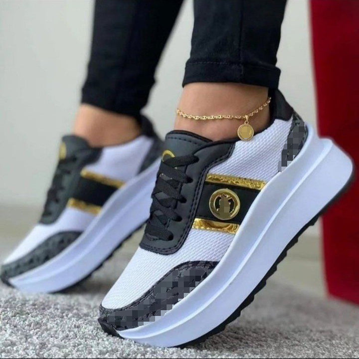 Damen  Plateau-Sneaker mit atmungsaktivem Mesh, Kunstlederbesatz und goldenen Akzentstreifen Echo Archiv
