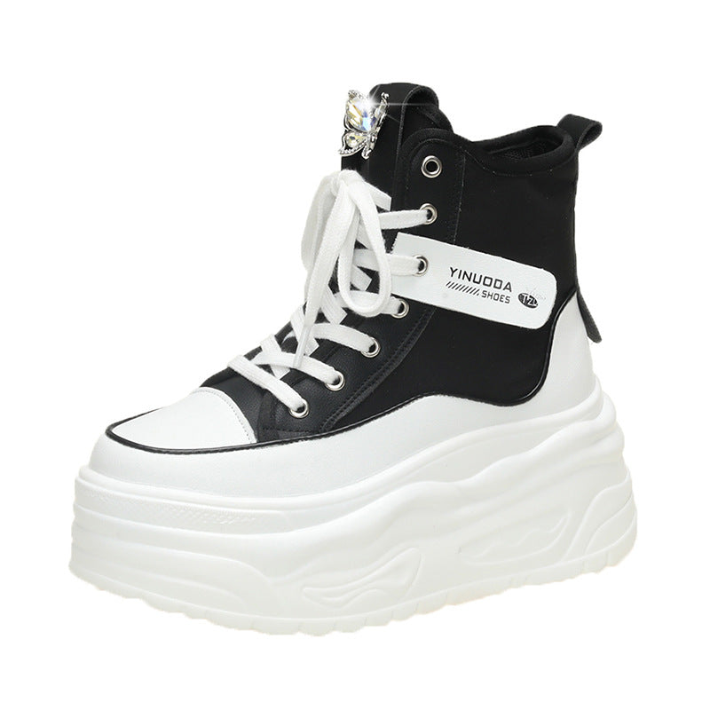 Damen nan Plateau-Sneaker mit hohem Schaft, Schnürung und Schmetterling-Brosche Echo Archiv