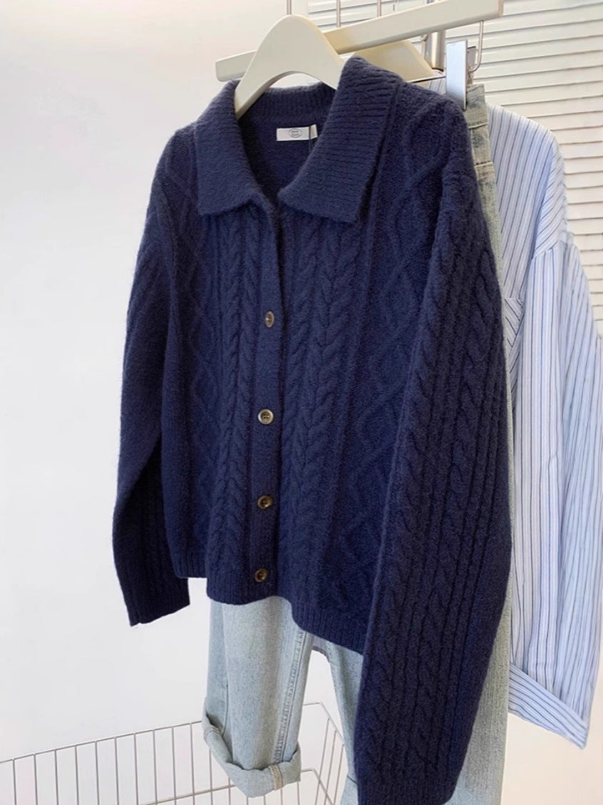 Damen Strickjacke mit Zopfmuster, Umlegekragen und Knopfleiste Echoarchiv