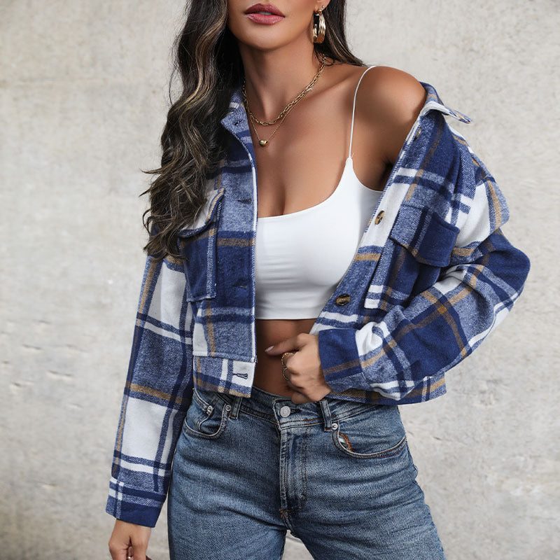 Damen Kurz geschnittene karierte Overshirt‑Jacke mit Brustklappen und Holzknöpfen Echoarchiv