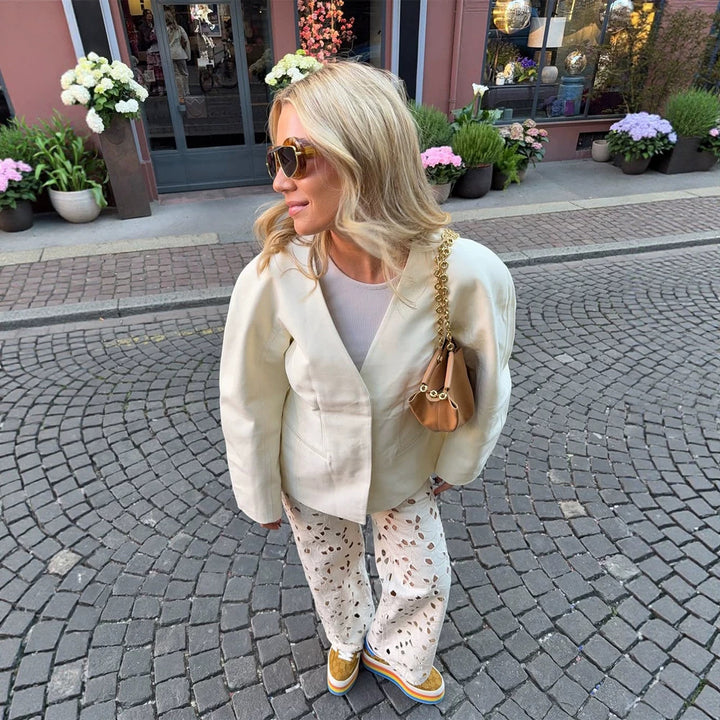 Damen Oversize-Blazer mit markanter Schulter und offener V‑Front Echoarchiv