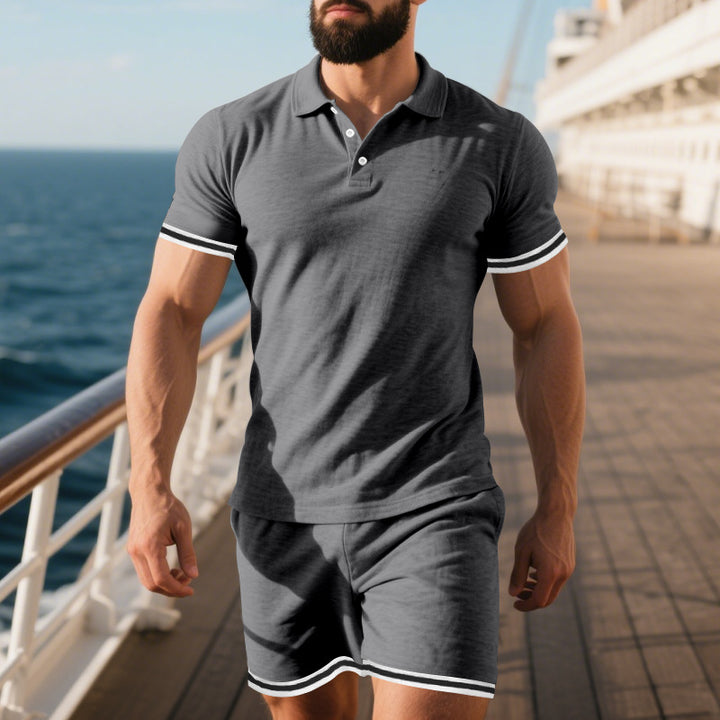 Herren Poloshirt und Shorts Ensemble mit kontrastierenden Details Echoarchiv