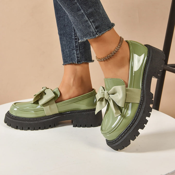 Damen Lack-Loafer mit markanter Profilsohle und Zierschleife Echoarchiv