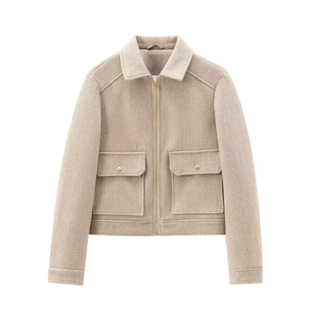 Damen 40+ kurze Woll‑Blousonjacke mit goldfarbenem Reißverschluss und aufgesetzten Pattentaschen Echo Archiv